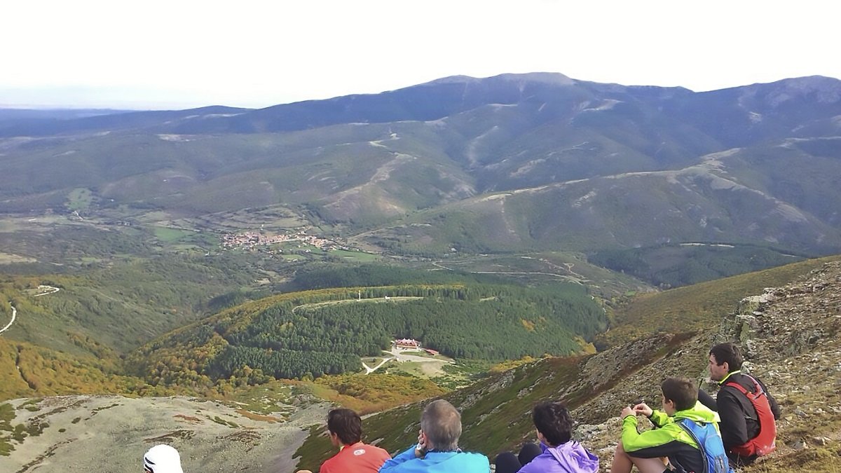 Desde la cumbre, unas buenas vistas al Valle del Sol, Pineda de la Sierra y las cumbres de los Trigaza.- N.S.