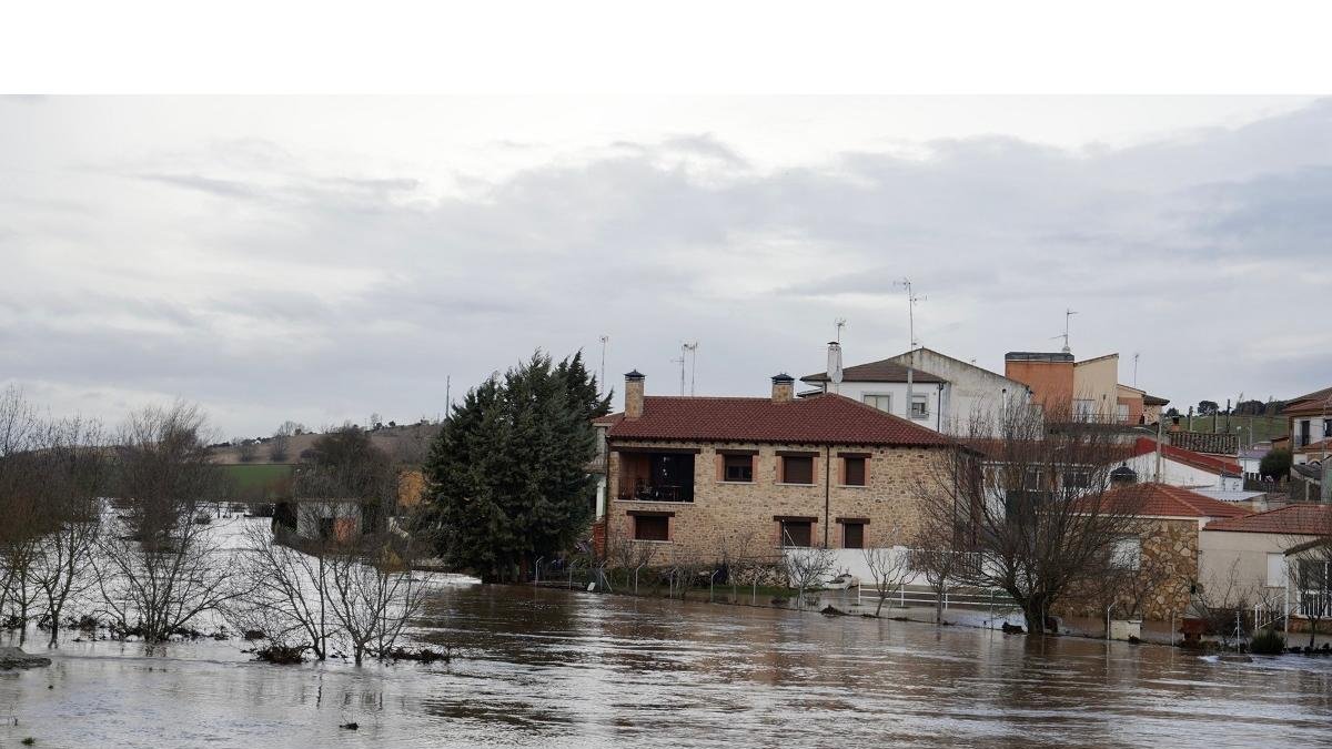 Las fuertes lluvias caídas en la provincia de Salamanca dejan inundaciones en pueblos y campos de cultivo.- ICAL