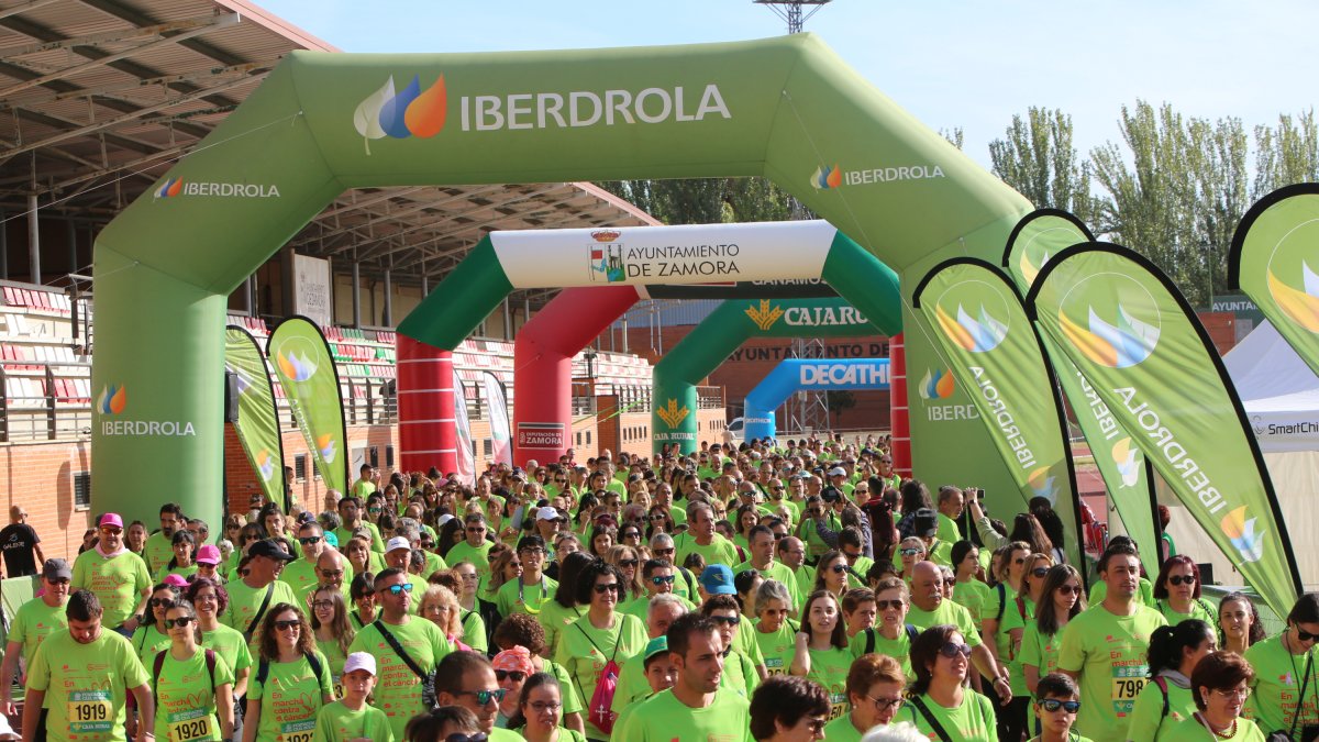 <p>Más de 9.000 personas participaron hoy en la XIV Carrera ‘Mucho por vivir’, organizada por la Asociación Española Contra el Cáncer de Zamora y cuya recaudación se destina a la investigación oncológica.</p>