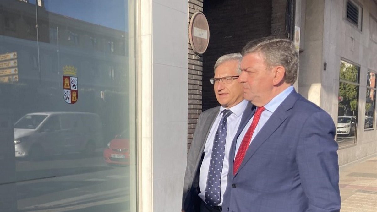 El director general de Atención al Ciudadano y Calidad de los Servicios, Eduardo Cabanillas (i), y el consejero de la Presidencia, y Luis Miguel González Gago, a la entrada de las instalaciones del 012. -EP