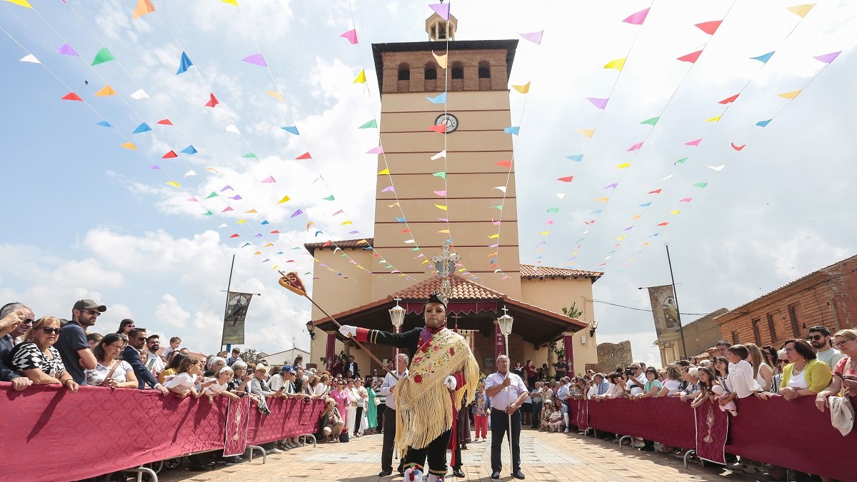 Celebración del Corpus Christi en Laguna de Negrillos en León, con la representación de la figura de San Sebastián.- ICAL