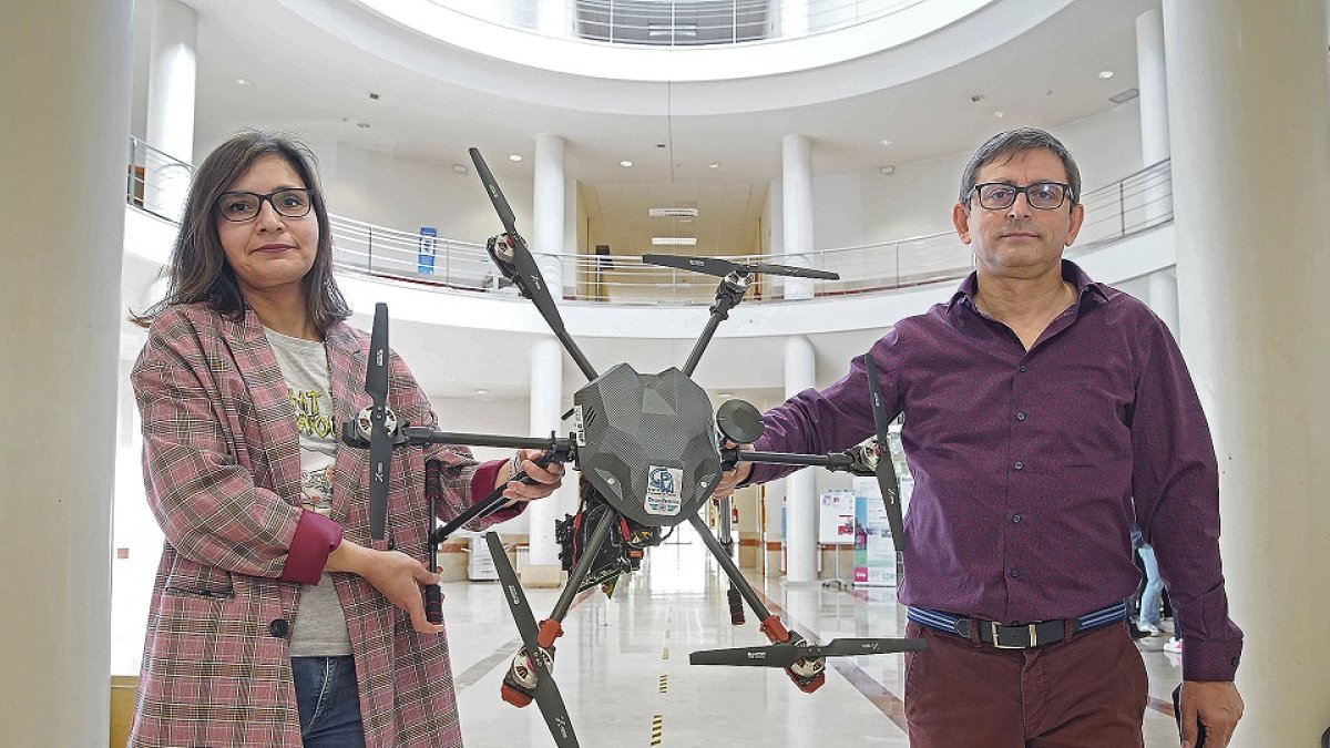 Investigadores en la Escuela de Telecomunicaciones de la UVa. / J. M. LOSTAU