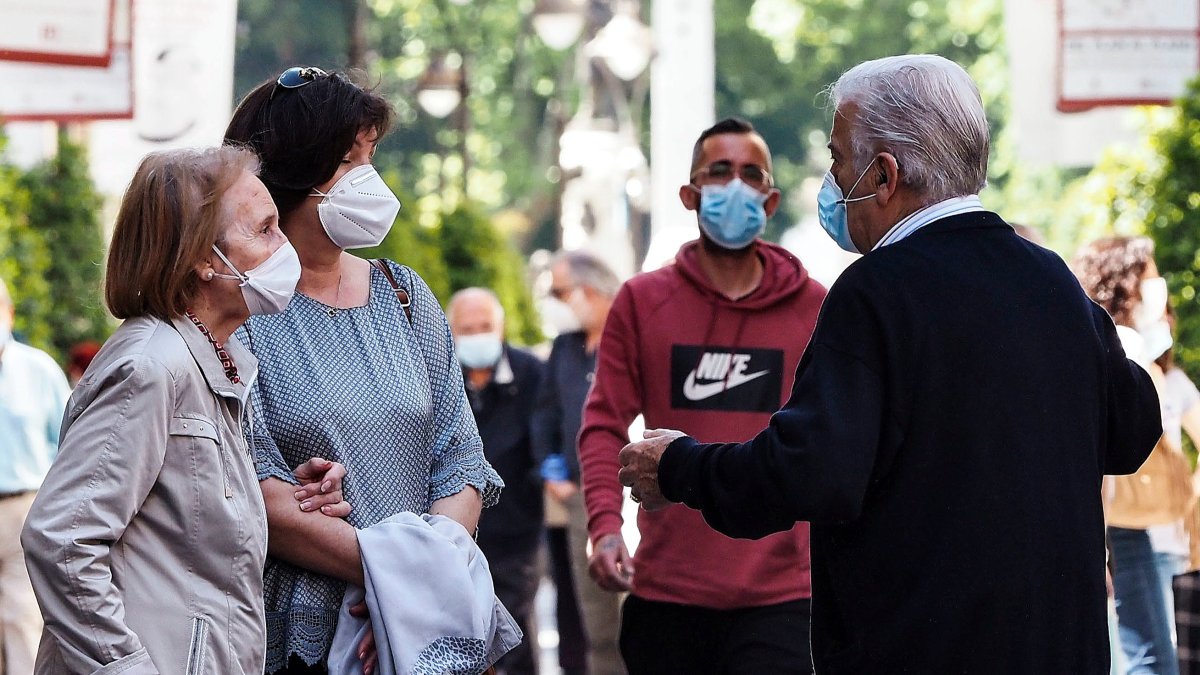Gente con mascarillas por las calles. | E.M.