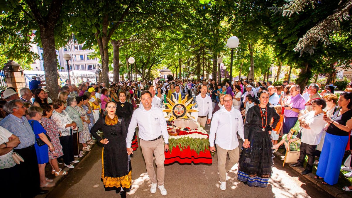 La Cuadrilla de Santiago desfila por la Dehesa de la capital soriana con su caldera, con el sol como motivo principal.  -MARIO TEJEDOR