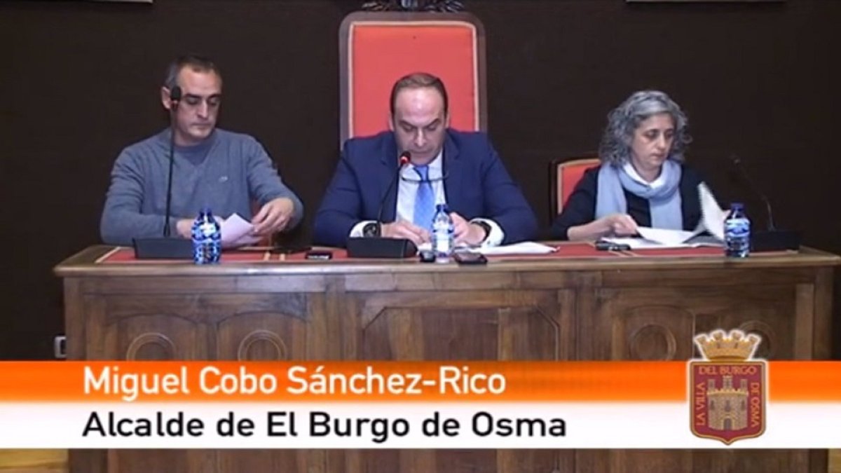 Imagen de archivo de Martín Navas y Miguel Cobo, en un acto del Ayuntamiento de El Burgo. - EUROPA PRESS