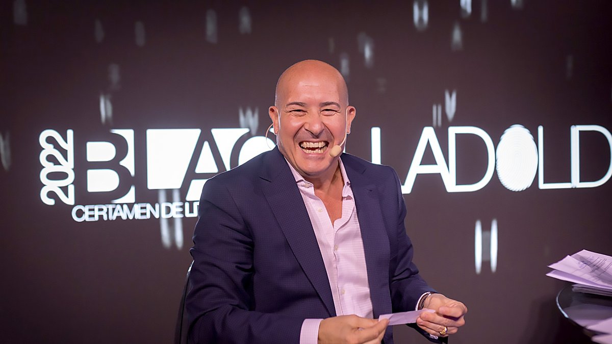 El periodista Moisés Rodríguez, ejerciendo de conductor del festival Blacklladolid. ArgiComunicación.