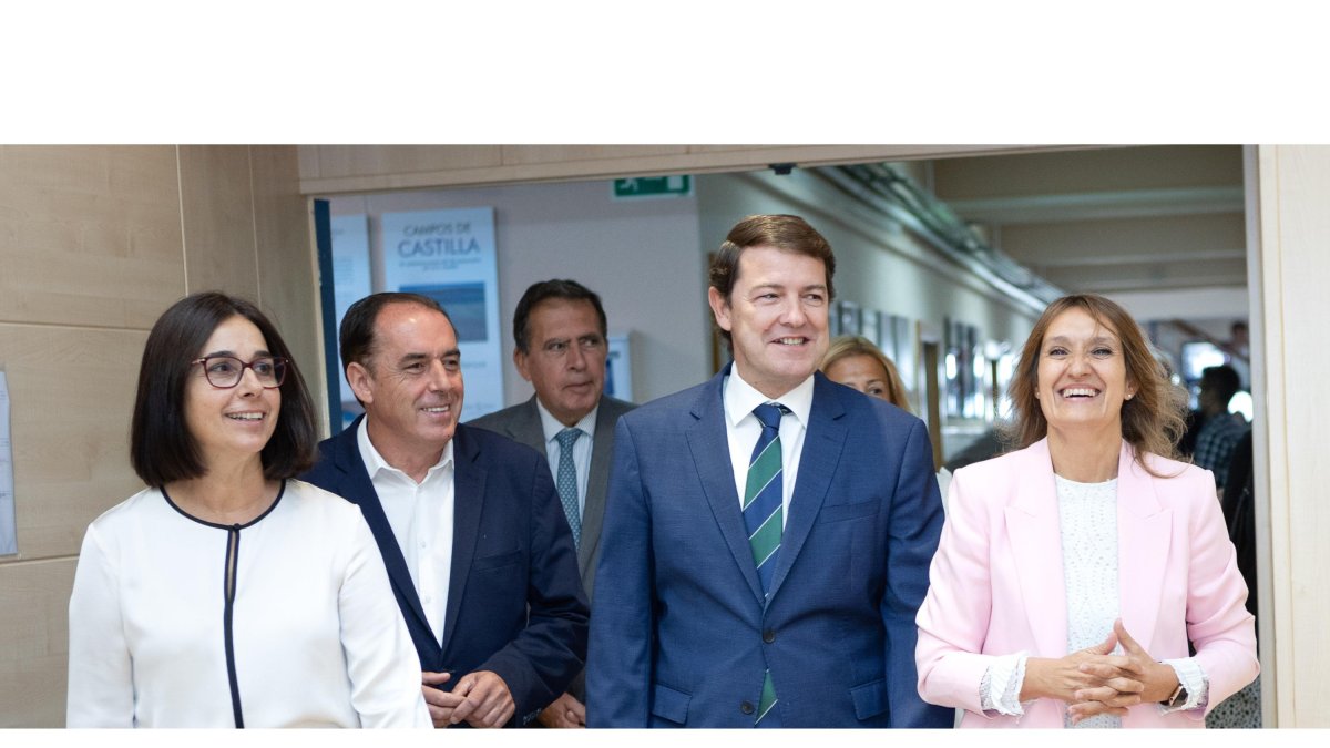 Alfonso Fernández Mañueco y la consejera de Educación, Rocío Lucas, en la inauguración del curso escolar en Soria.-ICAL