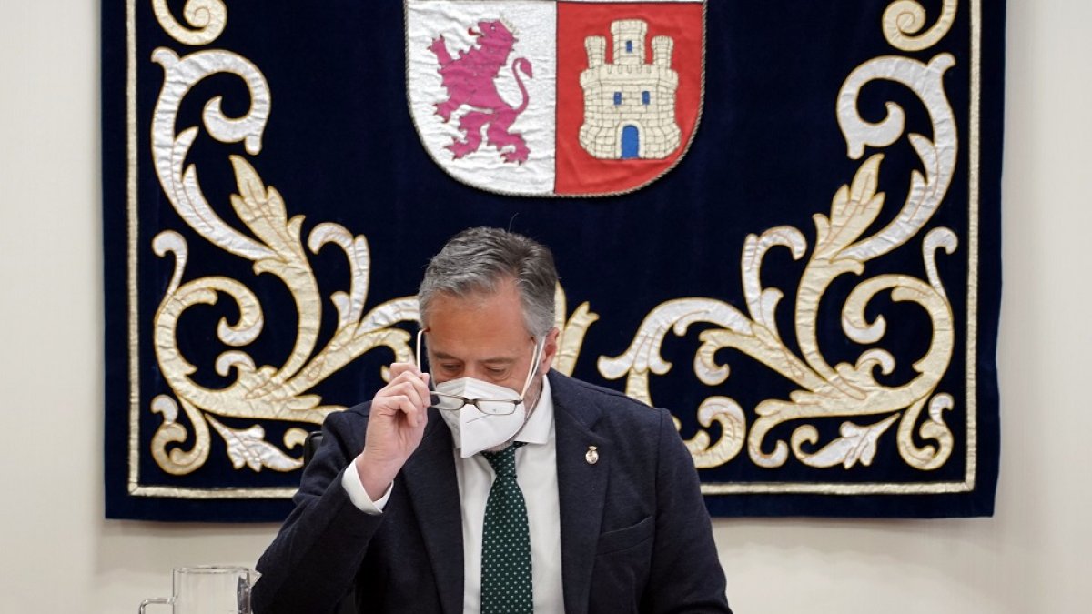 El presidente de las Cortes, Carlos Pollán, tras la reunión de ayer de la Mesa de las Cortes.- ICAL