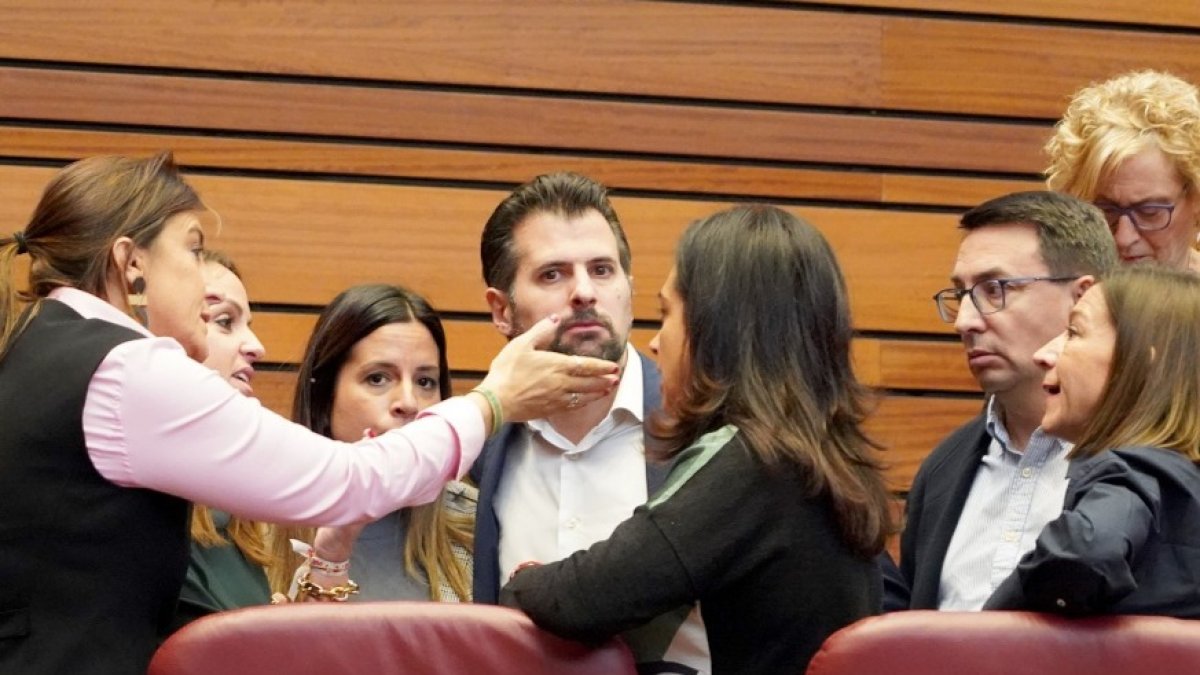 Luis Tudanca, en el centro de la imagen junto a parte de los parlamentarios del grupo socialista, en el último pleno de las Cortes de Castilla y León.-ICAL