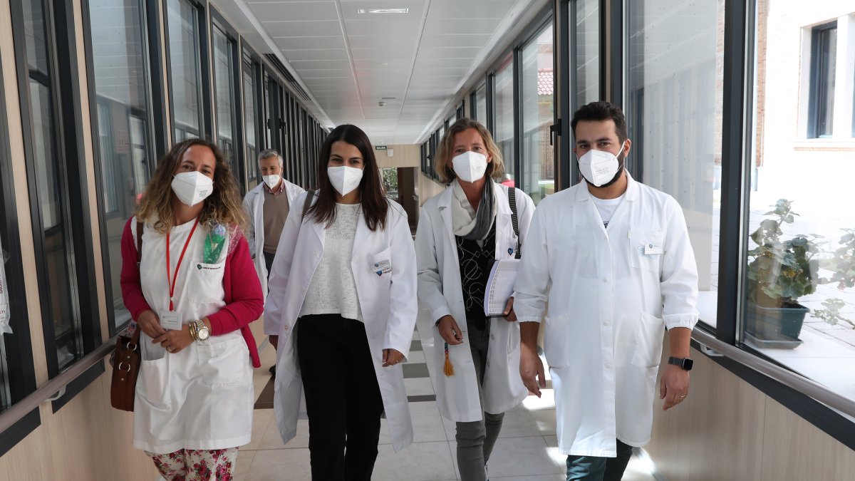 Raquel Queiroz, Maria Eugenia Pereira, Rute Ferreira y João Ferreira en el centro sociosanitario de Hermanas Hospitalarias de Palencia. -ICAL