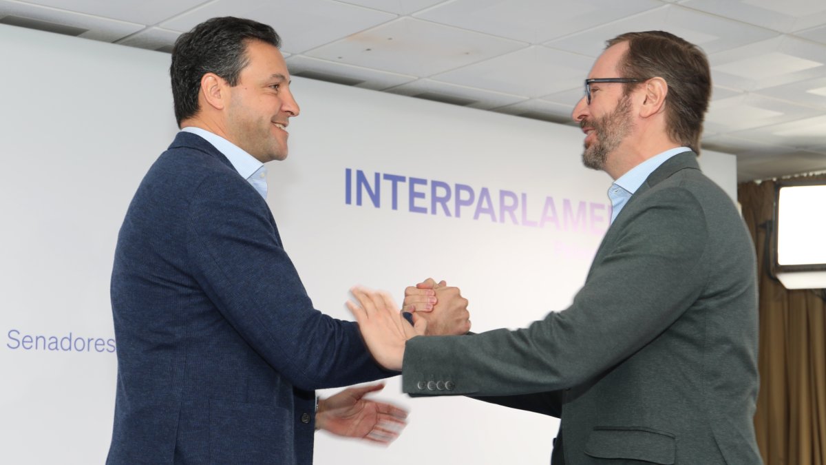 Interparlamentaria del PPCyL, junto a más de 60 parlamentarios autonómicos y nacionales, como el portavoz del GPP en el Senado, Javier Maroto(D); y el Portavoz del GPP en las Cortes, Raúl de la Hoz(I). ICAL