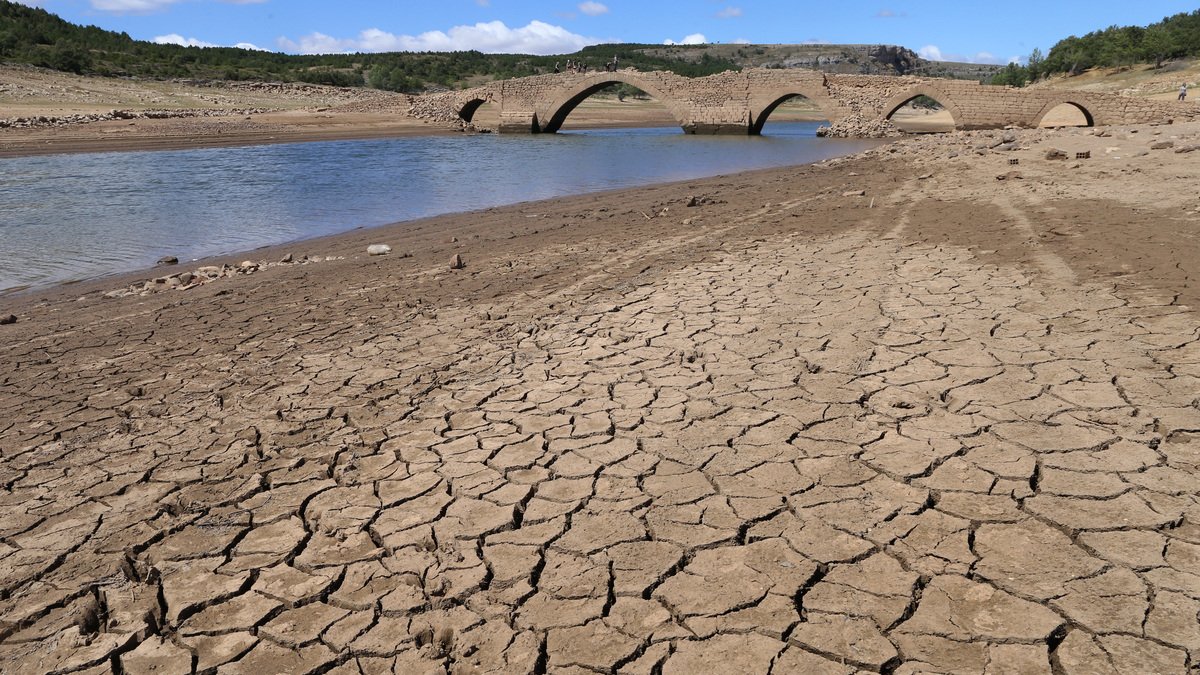 Embalses de Palencia
Aspecto del embalse de Aguilar de Campoo, suelo agrietado de lo que un día fue Villanueva del Río(Palencia).- ICAL