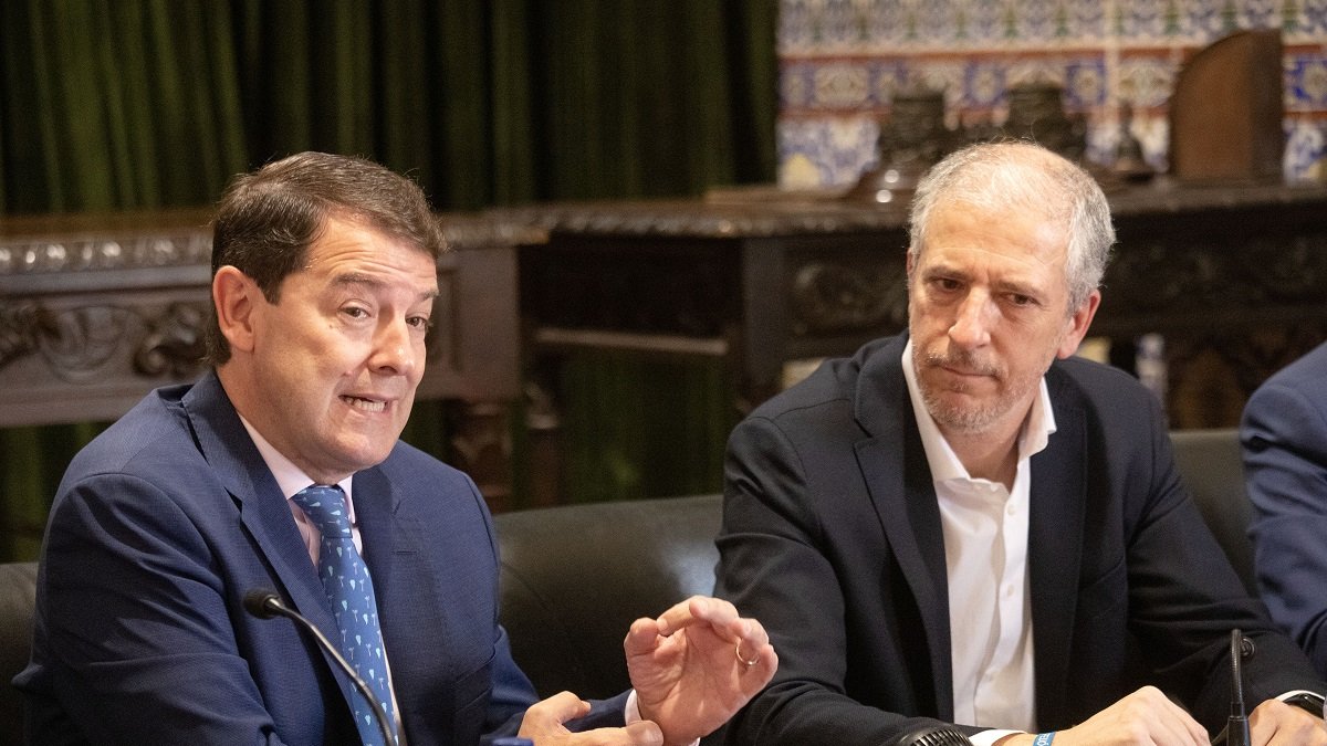 El presidente del Partido Popular de Castilla y León, Alfonso Fernández Mañueco, intervienen en un encuentro informativo sobre el corredor Ruta de la Plata. ICAL
