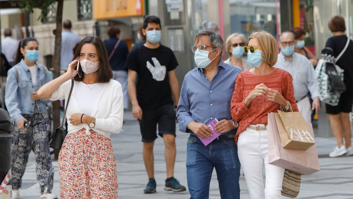 Gente por las calles de Valladolid. | J. M. LOSTAU