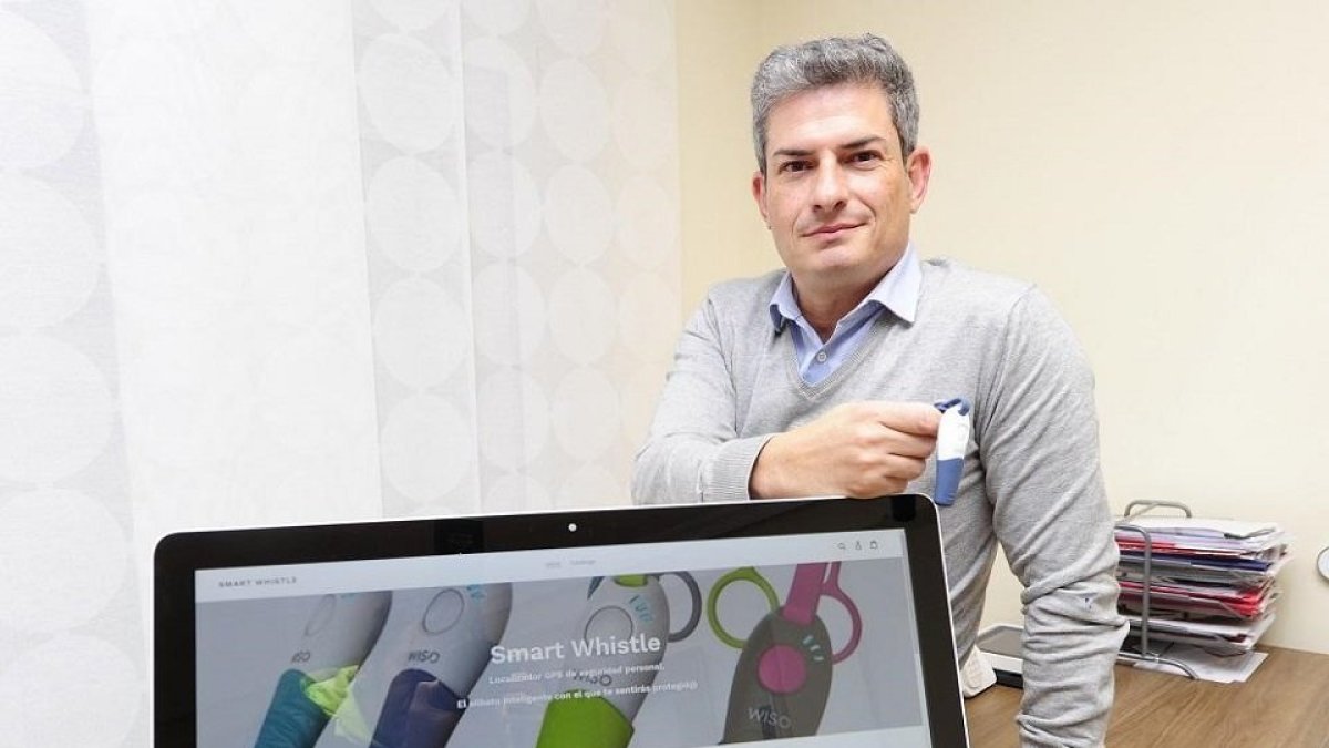 Álvaro Velasco muestra el dispositivo de geolocalización desarrollado. ISRAEL L. MURILLO - ISRAEL L. MURILLO