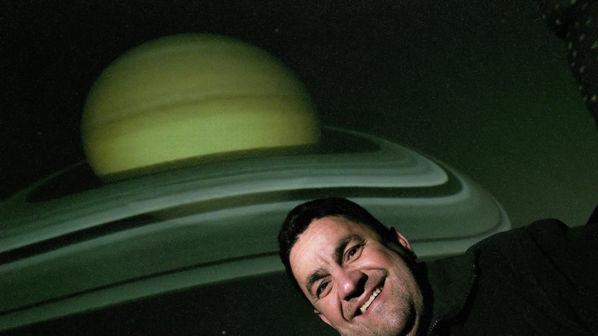 De Galicia a la galaxia de Tiedra. Aunque lo suyo era el mundo de la construcción, a este gallego (afincado en Zamora) le sedujo la posibilidad de montar un negocio en Tiedra hace 7 años. «Todo iba bien pero la pandemia lo trastocó todo. El toque de queda nos ha hecho polvo. Lo bueno viene con el cielo a oscuras. Preferimos que la cosa se normalice y volver al ataque, porque el teléfono no para de sonar», afirma. / IMAGEN DE MIGUEL ÁNGEL SANTOS