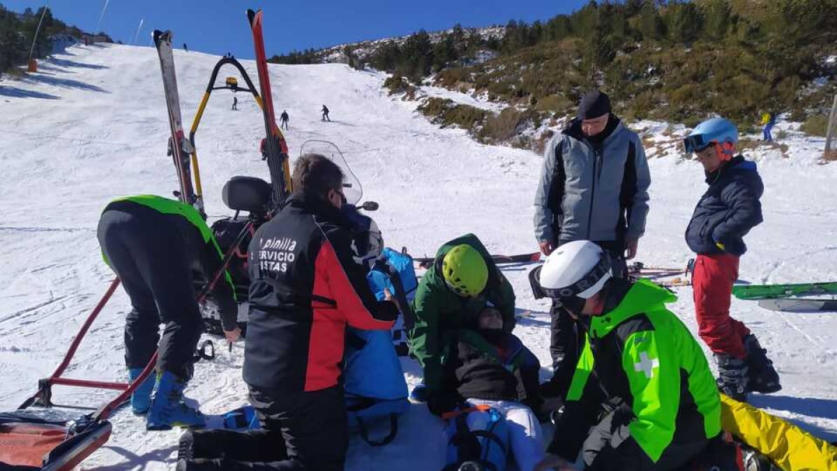 Una mujer recibe atención sanitaria tras caerse en la estación de La Pinilla. / @GCSegovia062