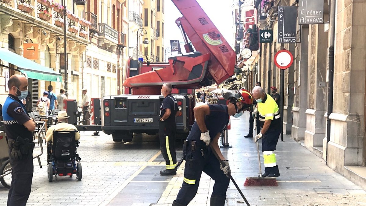 Los bomberos de León intervienen tras la caída de cascotes de un inmueble de la calle Ancha.- ICAL.