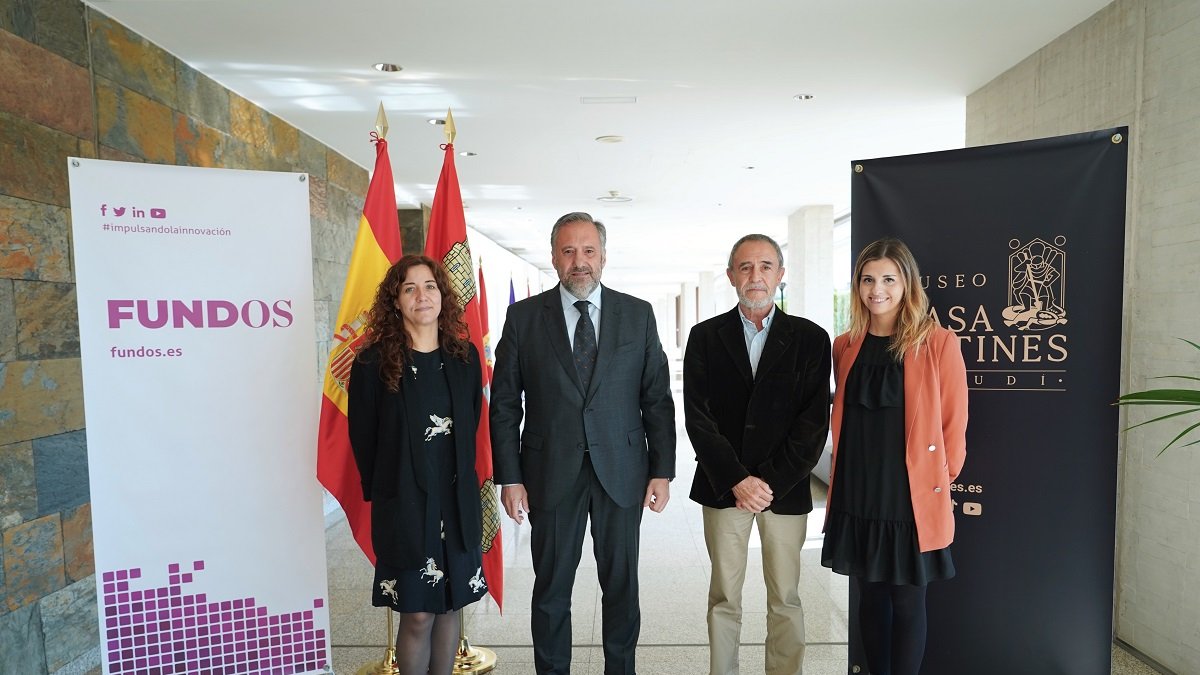 El presidente de las Cortes de Castilla y León, Carlos Pollán; el vicepresidente de la Fundación Obra Social Castilla y León FUNDOS, Leandro Martín Puertas; la directora del Museo Casa Botines, Noemí Martínez; y la coordinadora del área de Acción Cultural y Difusión del Museo, Marta Sabugo.- ICAL