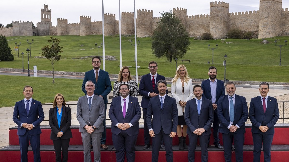 El presidente del Grupo Ciudades Patrimonio de la Humanidad de España (GCPHE) y alcalde de San Cristóbal de la Laguna, Luis Yeray Gutiérrez, y el alcalde de Ávila, Jesús Manuel Sánchez Cabrera, ofrecen una rueda de prensa tras la Asamblea Extraordinaria por el XXX aniversario del GCPHE. En el Palacio de Superunda. Previamente descubrieron una placa conmemorativa por el XXX aniversario del GCPHE.- ICAL