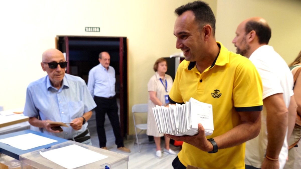 Un cartero de Correos entrega los votos en una mesa electoral de Castilla y León.-ICAL