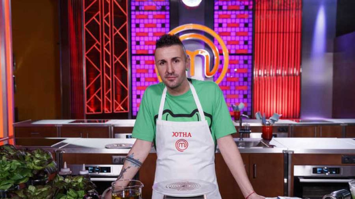 Jota en los fogones de Masterchef. / J. HERRAEZ RTVE