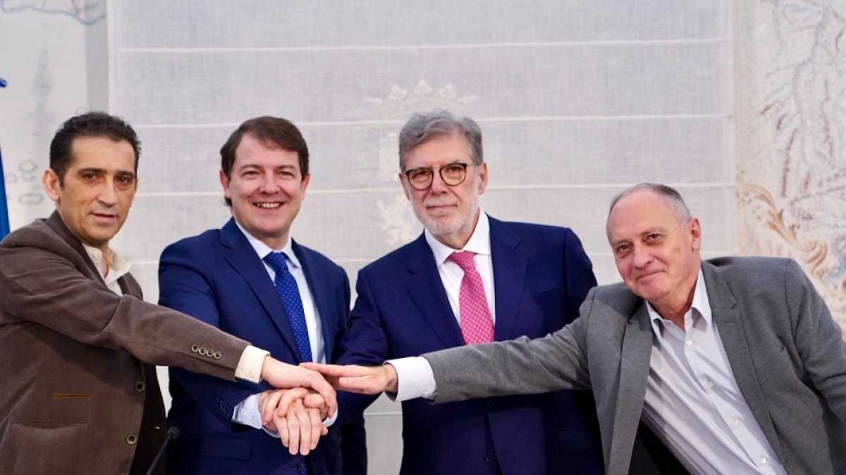 Vicente Andrés (CCOO), Alfonso Fernández Mañueco, Santiago Aparicio (CEOE) y Faustino Temprano (UGT), en una imagen de archivo de una reunión del Diálogo Social del año pasado.-ICAL