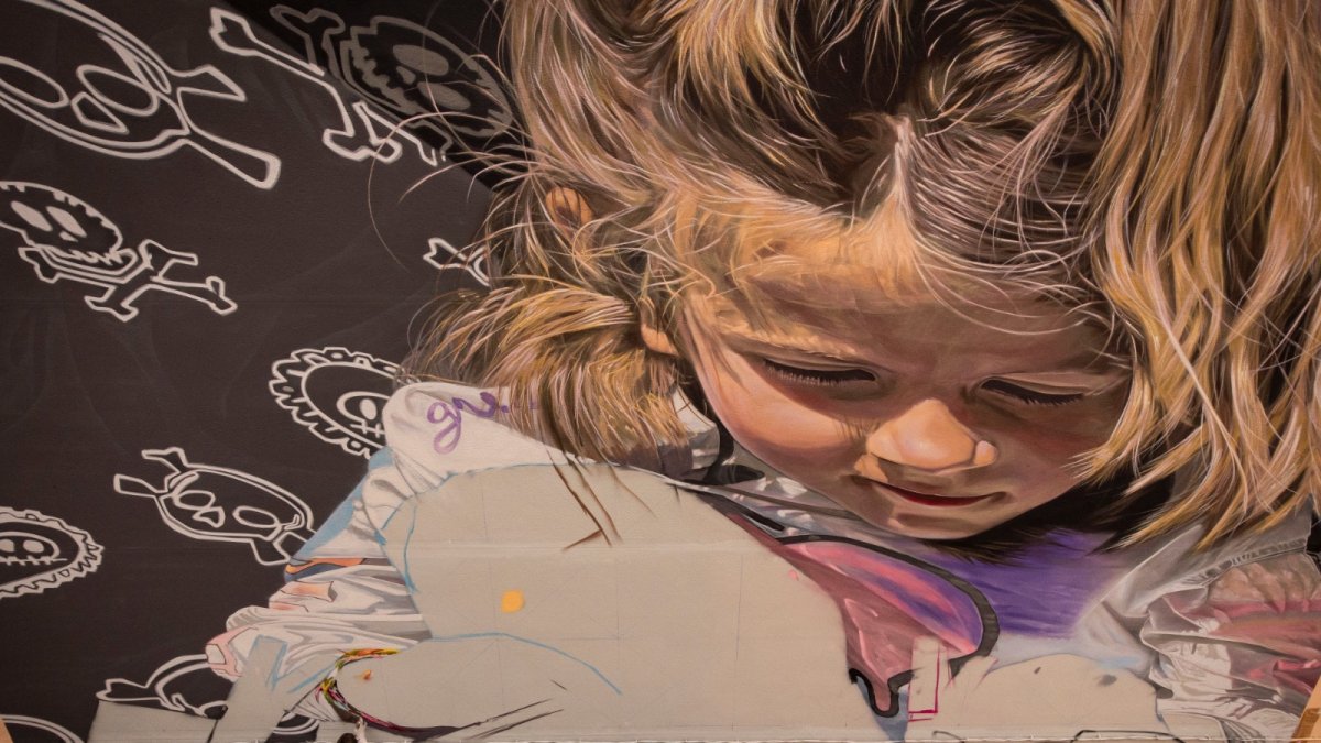El artista Dadospuntocero, seudónimo de David Esteban, un leonés de 38 años que lleva 22 años dedicándose al muralismo, ha creado la obra 'Futuro cogido con pinzas', un mural pintado en la fachada lateral de un edificio localizado en Guardo y que compite en la plataforma 'Street Art Cities' por ser el mejor mural entre los 100 que ocupa su ranking todos los meses.