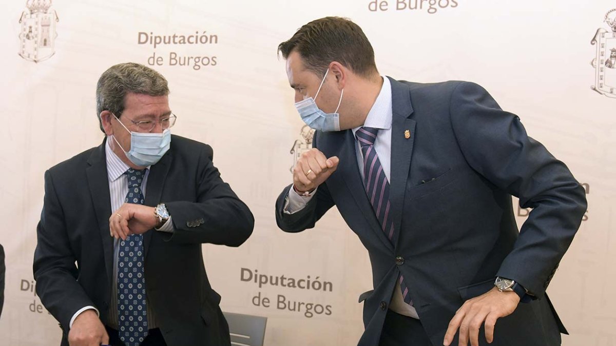 César Rico y Daniel de la Rosa se saludan antes de la firma del convenio. ICAL