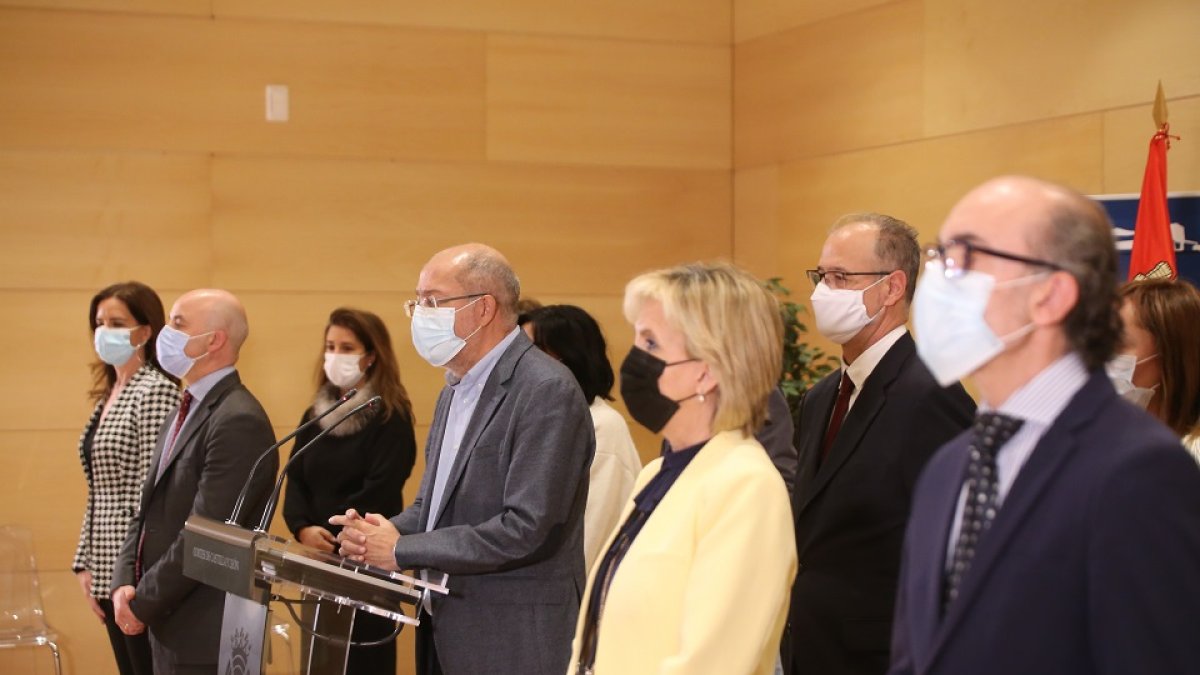 Francisco Igea, durante la rueda de prensa acompañado de los procuradores y consejeros de Ciudadanos.- ICAL