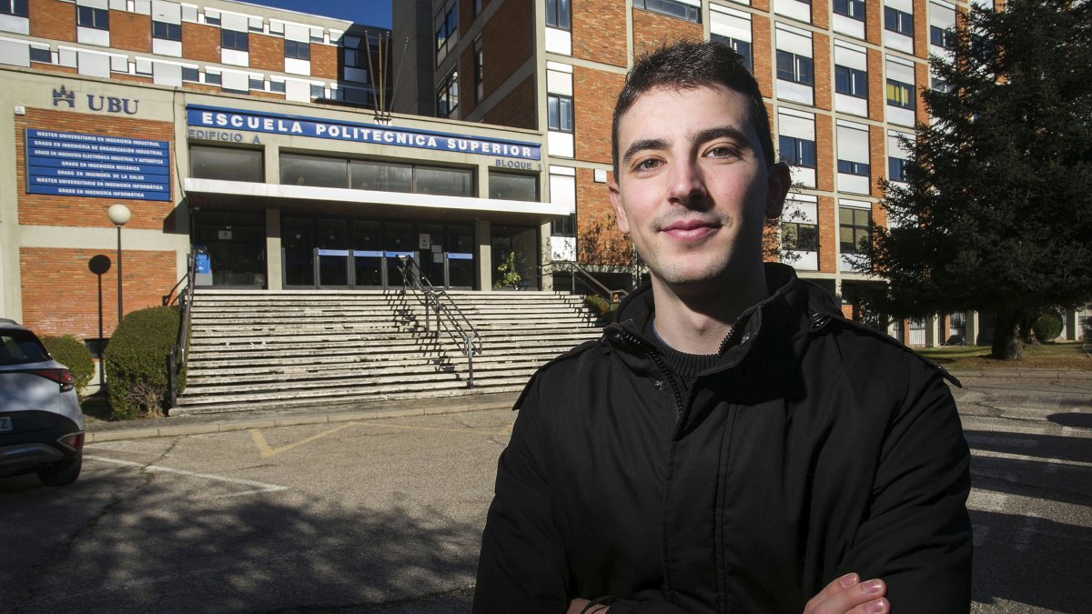 El estudiante de la Universidad de Burgos, Marco Martín, posa ante la sede del Campus del Vena de la Escuela Politécnica.-E.M.