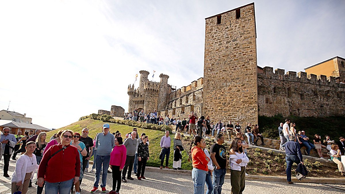 Turistas en Ponferrada, imagen de archivo.- E.M.
