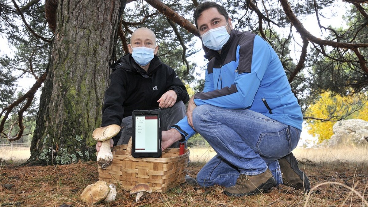 Cristina Gómez y José Miguel Altelarrea, responsables de la innovación del Cesefor, muestran la nueva aplicación smartbasket. / V.G.