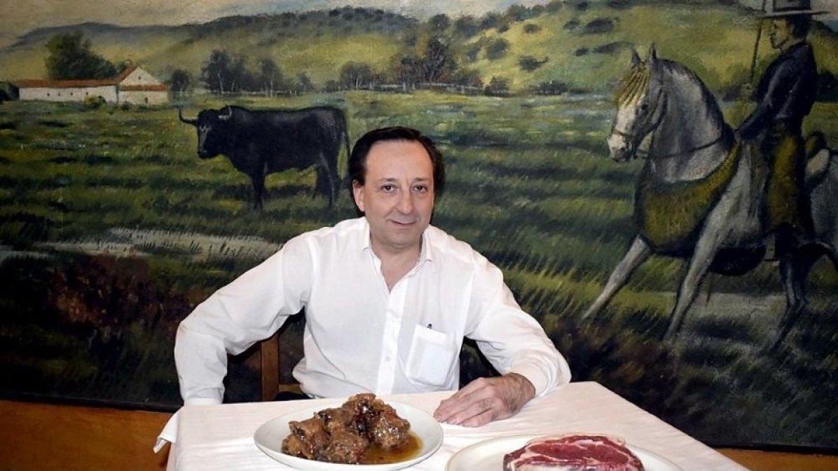 Teo en el comedor del restaurante decorado con motivos taurinos en Boadilla, en el cruce de Fuentes de San Esteban.