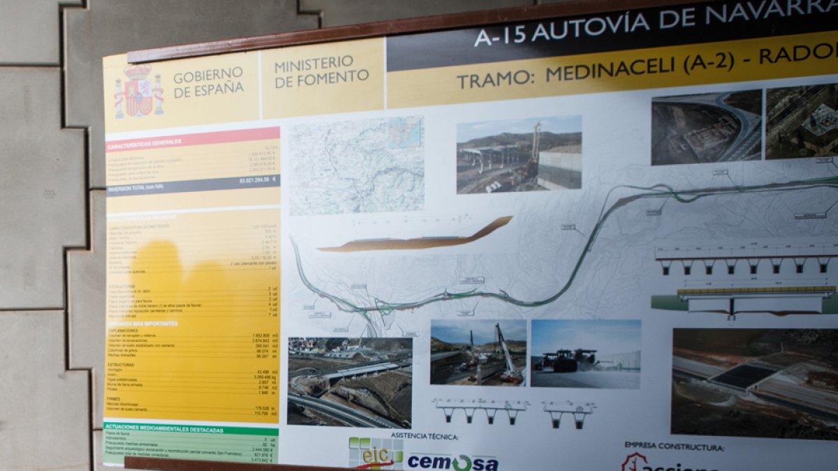 Panel informativo de las obras en la A-15. | ICAL