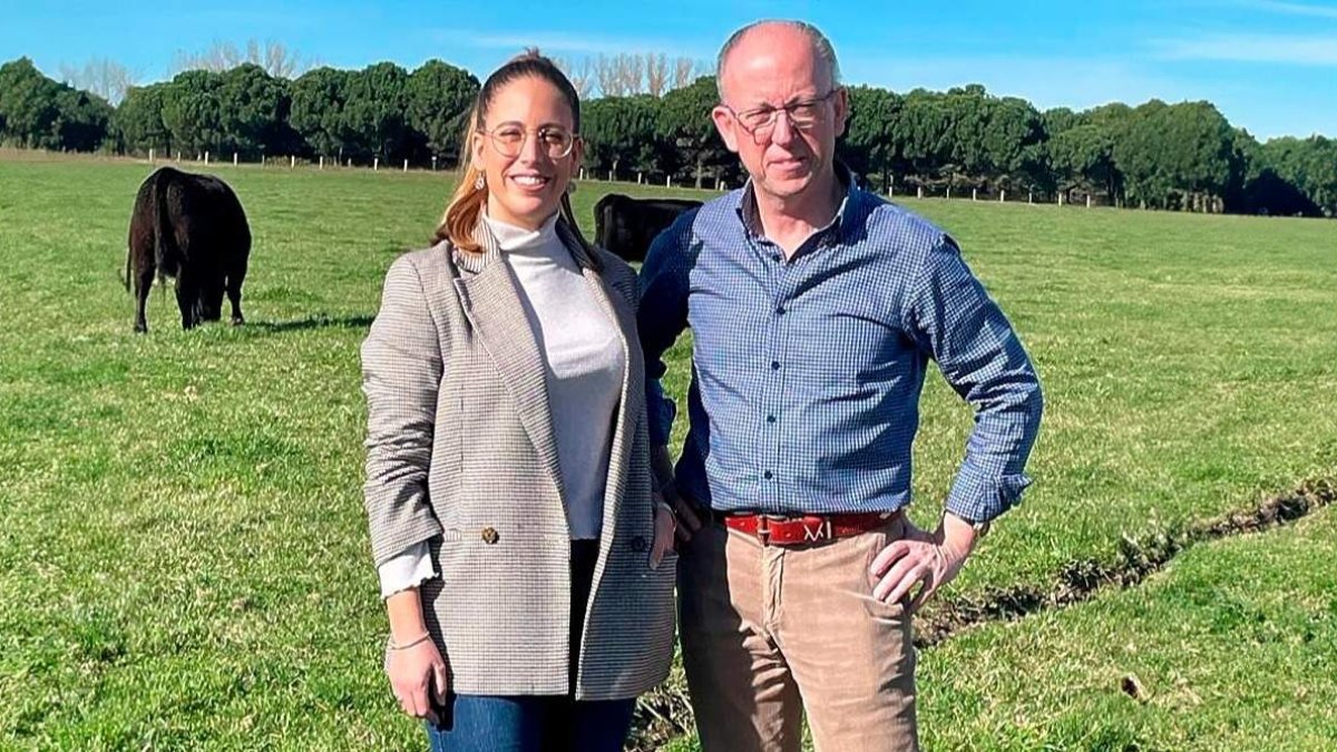Grupo Miguel Vergara , empresa cárnica de Castilla y León, es todo un referente en el sector. 
El cuidado de las razas que cría y en especial la Angus, la sitúan a la vanguardia en el bienestar animal.  En la imagen, Miguel Vergara, Consejero Delegado de la firma, y su hija María en su finca en Vega de Tirados, en plena dehesa charra.
