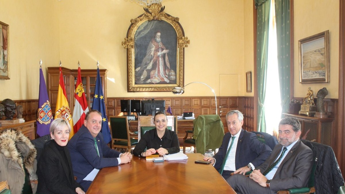 20231114 FOTO VISITA INSTITUCIONAL EUROCAJA RURA AL AYUNTAMIENTO PALENCIA