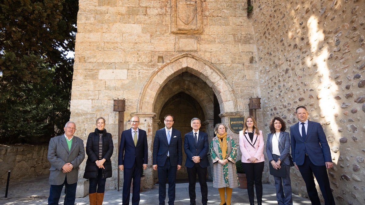 El presidente de Paradores de Turismo, Pedro Saura, el presidente de la Diputación de Salamanca, Javier Iglesias, la subdelegada del Gobierno en Salamanca, Encarnación Pérez, y el alcalde de Ciudad Rodrigo, Marcos Iglesias, participan a presentación de las obras del Parador Nacional de Turismo. -ICAL