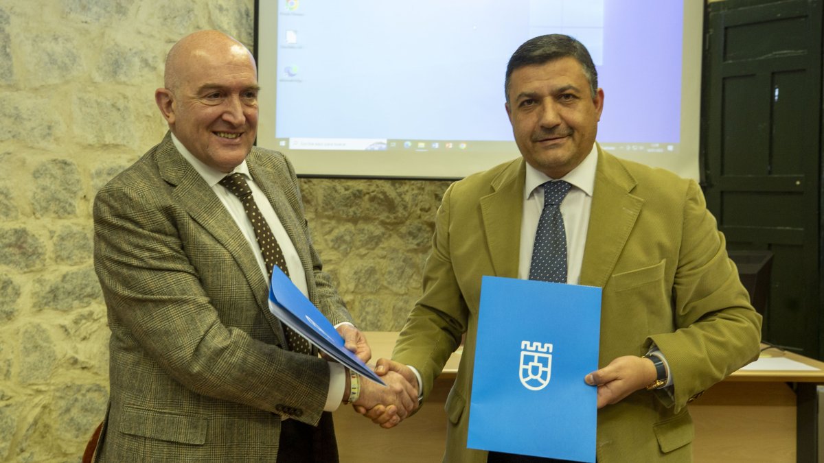 El consejero de la Presidencia, Jesús Julio Carnero, firma el convenio con la Diputación Provincial de Ávila para su adhesión al Plan de Expansión Rural del 012.- ICAL.