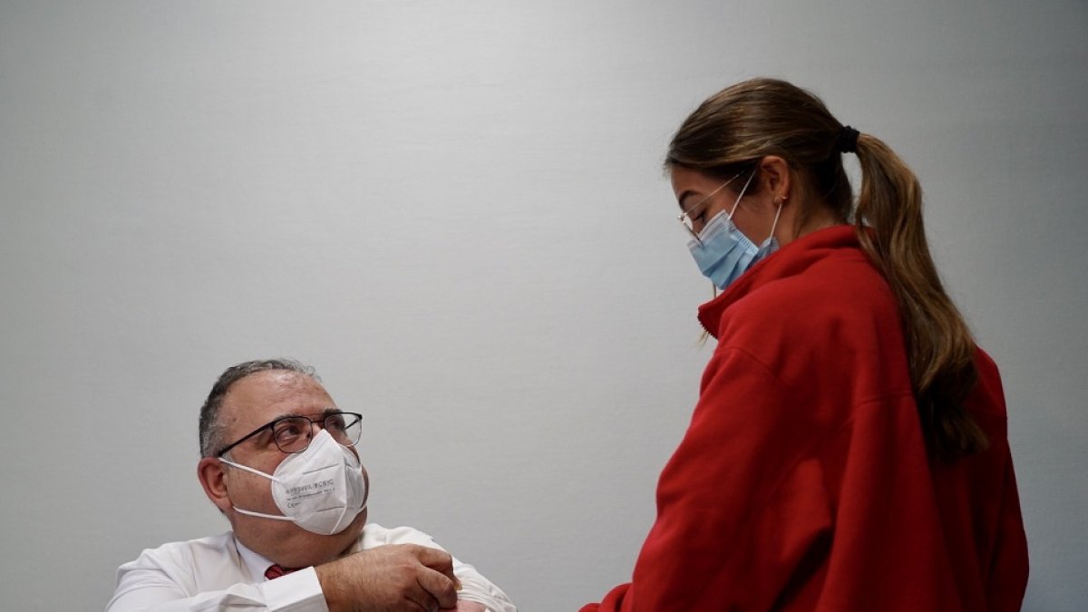 El consejero de Sanidad, Alejandro Vázquez, recibe la vacuna contra la gripe. ICAL