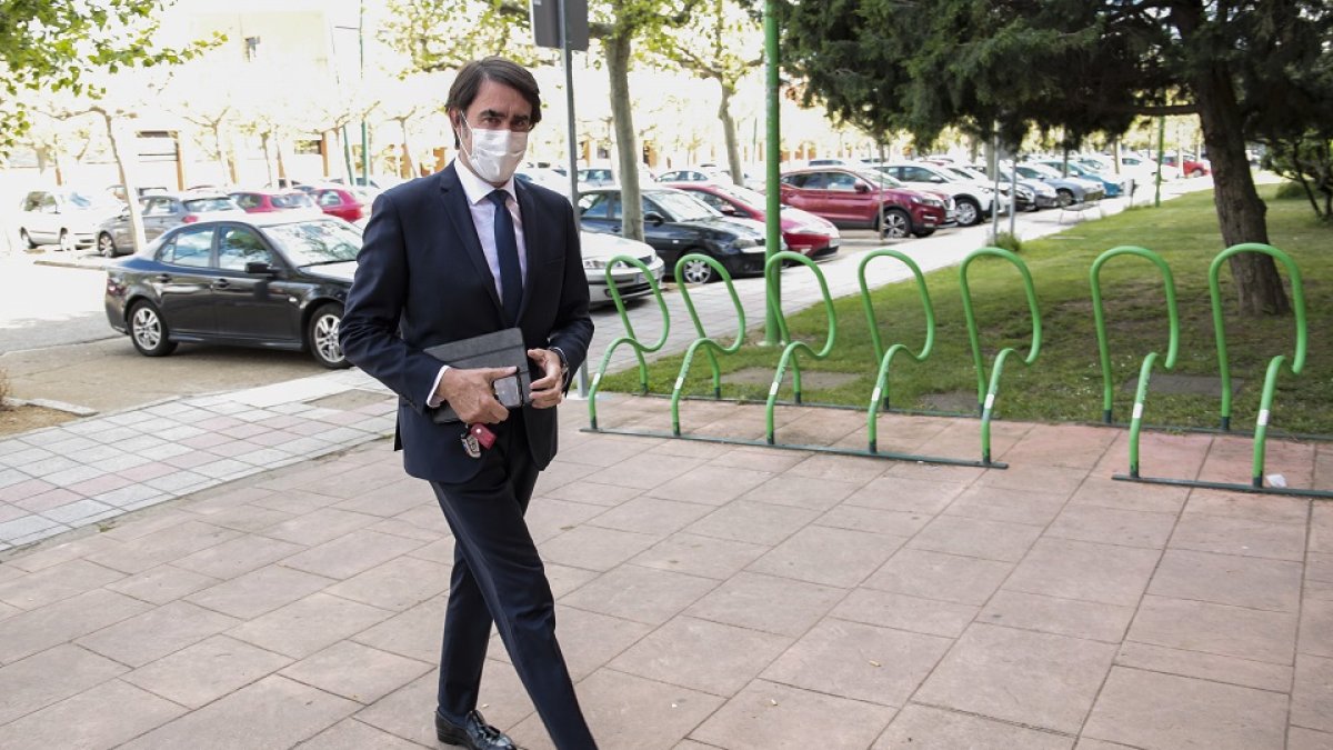 El consejero de Fomento y Medio Ambiente, Juan Carlos Suárez-Quiñones, a su llegada a la Mesa Redonda 'Ganadería y el lobo'.- ICAL
