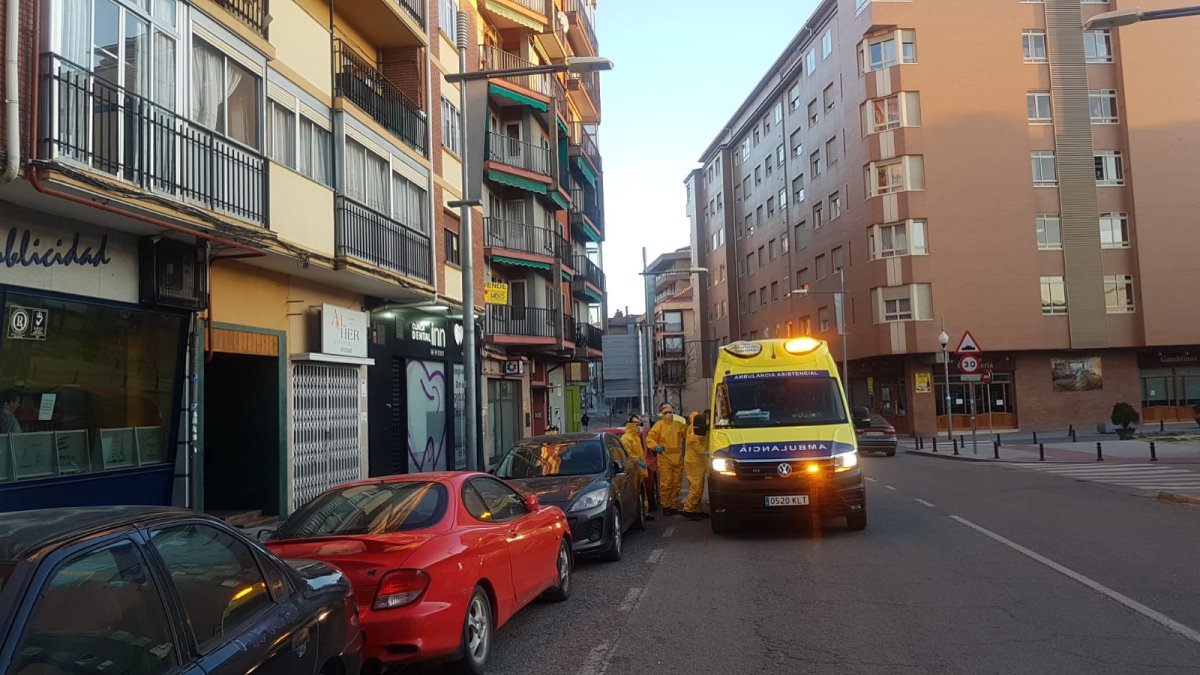 Imagen de archivo de la evacuación de un paciente de coronavirus. ECB