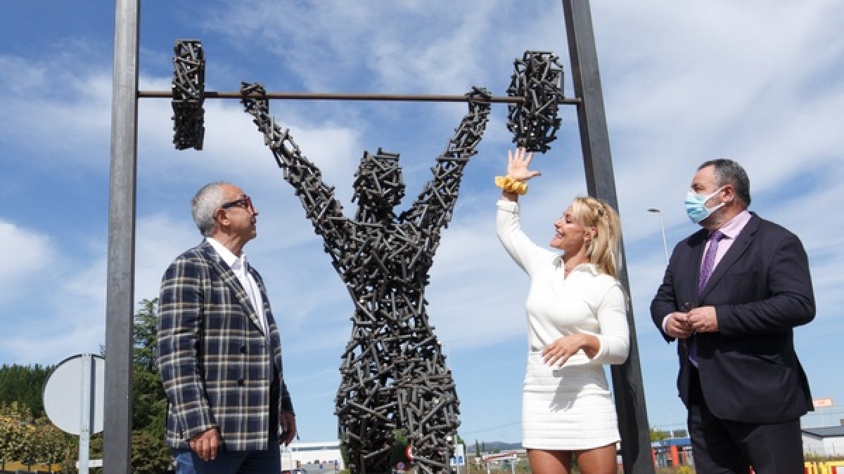Lydia Valentín descubre una escultura en su honor. - ICAL