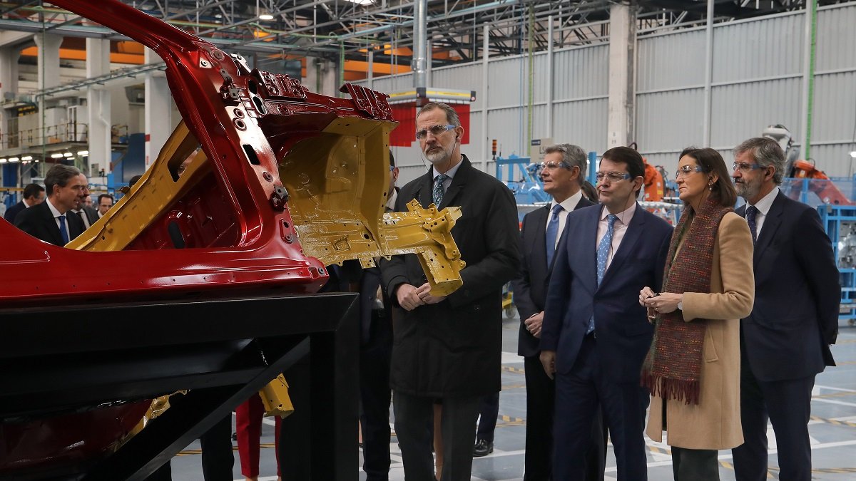 El rey Felipe VI, junto al presidente de la empresa Francisco Riberas, en su visita a la planta de Gestamp. - ICAL