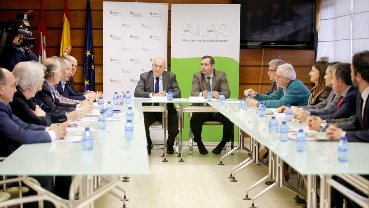 En el centro de la reunión, Jesús Julio Carnero y Pedro Gallardo, presidente de ALAS. | ICAL