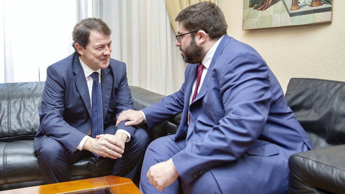 Alfonso Fernández Mañueco durante su reunión con el alcalde de Ávila, Jesús Manuel Sánchez Cabrera. | ICAL