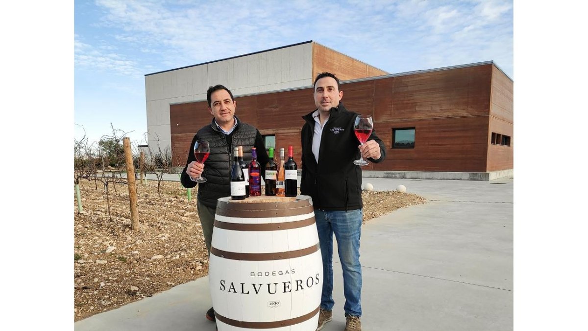 Rafa y Raúl frente a su bodega en Mucientes con la variedad de referencias de rosado, tinto y blanco que elaboran en Salvueros. | E.M.