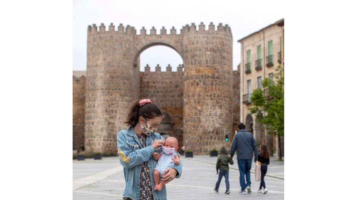 Una niña juega con su muñeco en Ávila al terminar el confinamiento. -ICAL