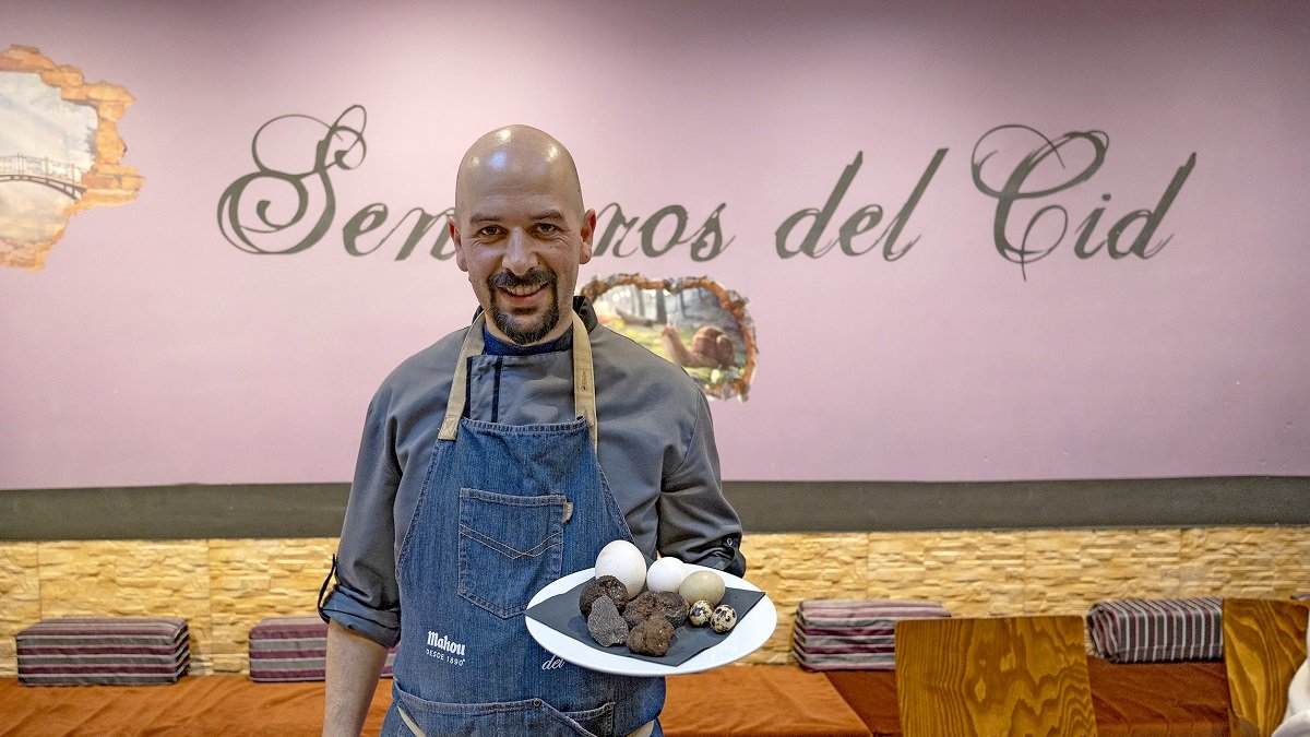El cocinero Nano Catalina, posa en el interior de uno de los comedores del restaurante Senderos del Cid.  /
