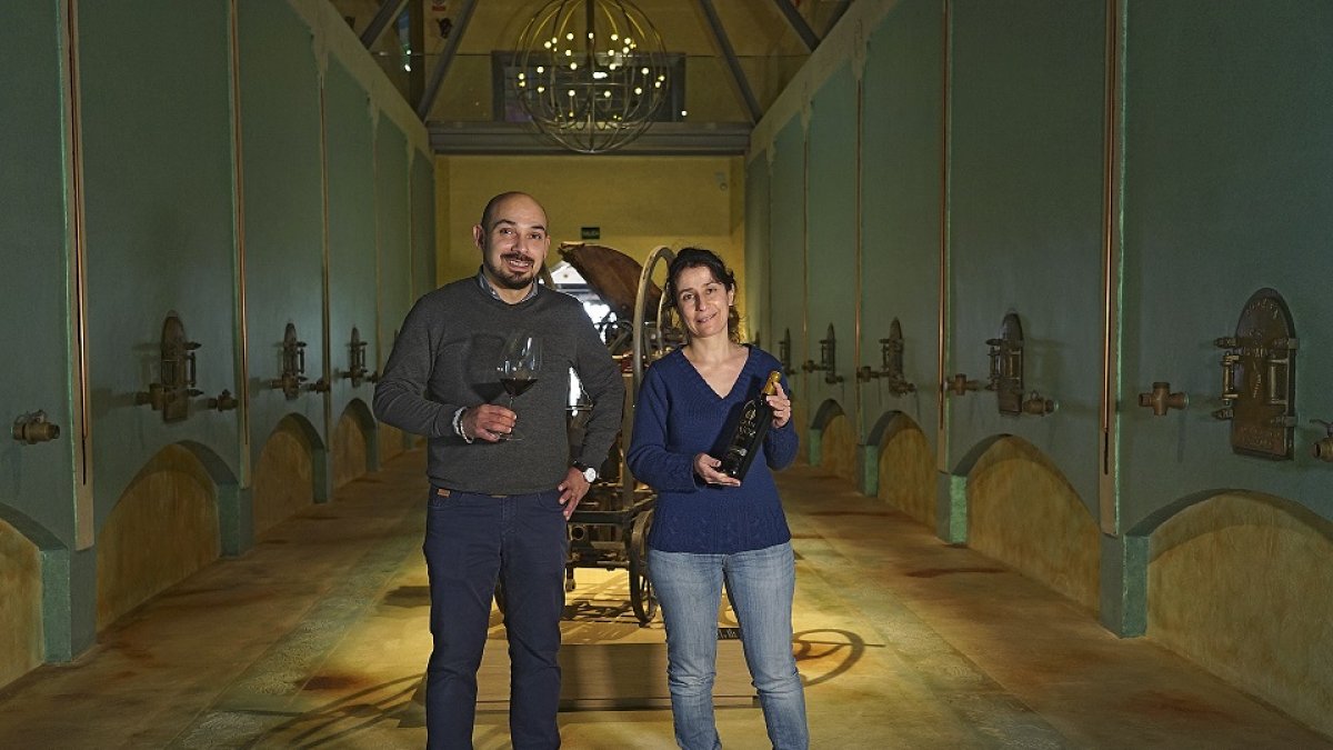 Roberto Castaño, director del museo, y María Menéndez enóloga de la bodega Pagos del Rey, en el interior del museo del vino moralino.